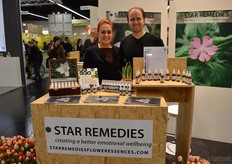 "Madeleine en Micha Meuwessen van Star Remedies. "Wij zijn gespecialiseerd in bloesemremedies uit de hele wereld, waaronder Bali, Frankrijk, Oostenrijk en Kenia."