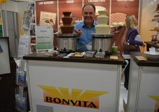 "Voor de chocolade kon men terecht bij Erik van Luyn. Nieuw van Bonvita zijn de repen met kokosnootsuiker. "Deze suiker heeft niet het effect van suiker, dankzij de lage glycemische index."