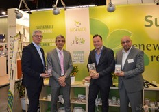 Links Peter van Rosmalen van PaperWise (gebruikt landbouwafval als grondstof voor papier), daarnaast Arjan Klapwijk van Bio4Life en rechts Patrick Gerritsen en Yasar Türkoğlu van Bio4Pack.