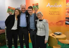 "Annemiek Flantua, Maarten Gevers, Ruben de Wit en Martha Jeuken met de nieuwe 'extra fibre tortilla wraps' van Amaizin. Maarten: "Ze waren er net op tijd voor de beurs, ze zijn gisteren pas geproduceerd."