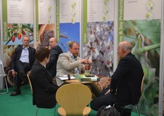 Poppe Braam (midden) geeft uitleg over de activiteiten van DO-IT.