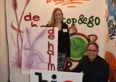Irma Steenbakkers en Rob van der Berg van De Halm BV. De Halm had graffitikunstenaar Michel Vos meegenomen. Hij maakte diverse logo's op canvasdoeken.