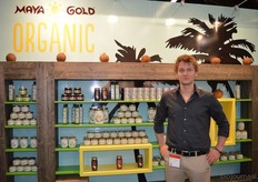 "Jelle Eitjes van Maya Gold Trading uit Amsterdam. Maya Gold Trading is gespecialiseerd in kokosnootproducten. "We importeren alles zelf. De kokos is afkomstig uit de kokosdriehoek in Sri Lanka. We staan voor het eerst met ons eigen merk op deze beurs. We werken ook steeds meer met hennepzaden en hebben een superfoodlijn."