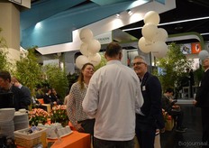 Paulien Veerman en Bavo van den Idsert van Bionext in gesprek met Hester Groenen.