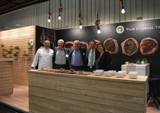 "Het beursteam van Organic Flavour Company: Gert Klinkenberg, Peter van de Steeg, Oeble Kempenaar, Aart de With en Angelien Beek. Nieuwe smaken die presenteerden waren Mojito en Sambuco. Aart: "We laten deze smaken als chips proeven. Hierbij willen we ook laten zien dat we in scherpte kunnen variëren. We zijn erachter gekomen dat staatssecretaris Dijksma graag onze Piramide Sterrenmix drinkt."