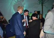Staatssecretaris Sharon Dijksma in gesprek met Ton van Arnhem (midden) van het ministerie van Buitenlandse Zaken.