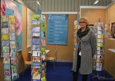 "Janna Kaniok presenteerde de nieuwe kaartenlijn van ZintenZ. "In Nederland zijn onze kaarten al verkrijgbaar bij EkoPlaza. We hebben naar deze beurs ook onze Duitse kaarten meegenomen."