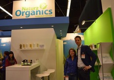 "Jade Couwenberg en Roy van Diemen van Naturz Organics Europe. Roy: "We vervelen ons geen moment op deze beurs en zijn niet voor niets met een groot team vertegenwoordigd. Er zijn ook collega's uit China, Hong Kong en de VS aanwezig. Ons bedrijf groeit best hard. Dit toont volgens mij aan dat het werkt om een hoofdkantoor buiten Europa te hebben."
