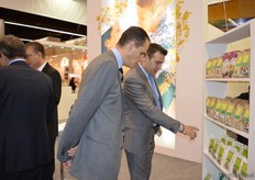 "Lars Nenzel van Trouw/Tisco (rechts) laat Paul Vriesen van Jumbo Supermarkten zien dat het bedrijf ook beschikt over een eigen verpakkingscentrale. Lars: "Hierdoor hebben wij ook steeds meer consumentenproducten."