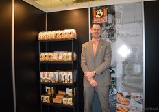 "Arjan van den Bosse liet bezoekers proeven van de nieuwe speltbol van Buitenman. "We hebben inmiddels een mooie biologische range neergezet en het is tijd om wat verder te kijken."