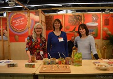 "Alise Kramer, Diana Faay en Victoria Niguet in de stand van Horizon Natuurvoeding. Alise: "Het is bizar druk bij onze stand, we staan precies in de loop en dat is te merken."