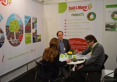 Tobias Bandel van Soil & More (midden) in gesprek met medewerkers van Triodos Bank.