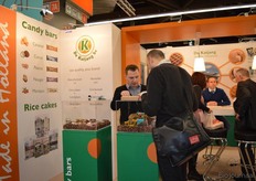 Jan Heesterbeek legt uit wat De Katjang BV allemaal kan produceren. Op de achtergrond (blauwe trui) zijn broer Pieter.