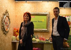 "Astrid Rog en Robbin Lansbergen van Bio-Center ZANN. Astrid: "We zijn gestart met de eerste biologische komkommers."