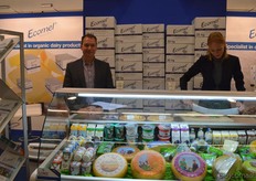 Edwin Crombags van Ecomel. Rechts naast hem Corine Witkamp.