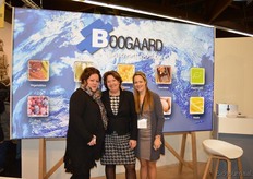 "De dames Alofs van Boogaard International: Hanneke, Ellen en Marieke. Ellen: "Het gaat goed met ons bedrijf. Ik ben momenteel mijn dochter Hanneke aan het inwerken, zij gaat het bedrijf overnemen."