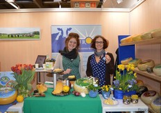 Regina Willems en Esther Boekee van Aurora. Aurora viert dit jaar haar 35-jarig bestaan. Esther laat geheel toepasselijk het vlaggetje zien. Eind april komt de jubileumkaas op de markt.