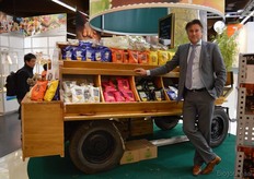 "Bjorn Andringa van FZ Organic Food presenteerde met trots de nieuwe hand cooked chips van Trafo in de smaken cheese onion, rosemary en barbecue. "Deze zijn echt vers van de pers, we hebben ze nog op het nippertje voor de beurs kunnen produceren." De wagen waarin de chips gepresenteerd werd is 15 jaar geleden gekocht door de vader van Bjorn. Hij is door de Friese Poort in Drachten gerenoveerd."