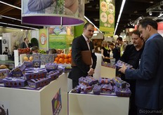 Alexander Maksimovic (links) en Gert Kögeler (rechts) geven extra toelichting over de verpakkingen van Nature & More, het 'trace & tell'-merk van Eosta.