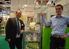Fred van Tienen en Aart Broek van The Organic Factory, met tussen hen in de kleine fruit- en pepermuntrolletjes die op de beurs gepresenteerd werden.