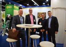 "Bas Verschuren en Bert Jan Ouwens van Otentic Logistics op bezoek bij SanoRice. Rechts Jan van den Bosch en Gert-Jan Hendriksen van SanoRice. Gert-Jan: "We groeien lekker door in biologisch."