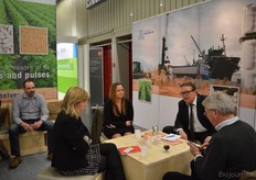 Manon Spaargaren (midden) in de stand van Graanhandel P. van Schelven en Spack BV. Links haar broer Marcel.