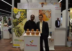 "Kasper Kerver van Profound met de Ethiopische honingproducent Wubishet Adugna. Kasper: "ProFound voert als consultancybedrijf handel met ontwikkelingslanden. We geven producenten van bijenproducten uit Ethiopië tijdens de BIOFACH de kans om hun producten te presenteren."