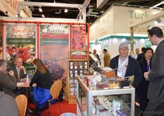 De stand van Berrico FoodCompany. Links aan tafel Bert-Jan Bakker en uiterst rechts geeft Roy Oostweegel uitleg aan een geïnteresseerde.