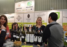 "Diana Haan in de combistand van Dutch Moldavian Business. "In deze stand staan zeven Moldavische en twee bedrijven uit Armenië." Zelf werkt Diana bij Black Sea Seeds, een bedrijf dat valt onder De Bolster."