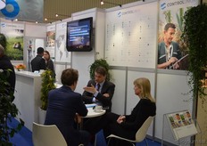 Algemeen directeur Johan Maris (midden) geeft toelichting op de diensten van Control Union Certifications.