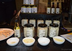 "Ze liet proeven van onder meer de biologische truffelolie en de diverse biologische mayonaises uit het bio-assortiment van Tons. "Het aandeel bio is zeker groeiende binnen ons bedrijf. De nieuwste toevoeging in ons biologische assortiment zijn de vier verschillende agave-sausjes. Deze beurs biedt ons de kans om winkeliers te spreken en te laten proeven van alle varianten. Ook is het goed om van hen te horen wat de klanten van onze producten vinden. Aan de andere kant is het ook heel belangrijk wat de winkelier over onze producten aan de klanten vertelt."