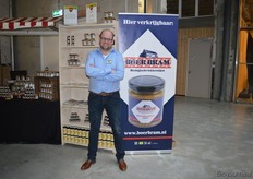 "Bram Voets runt de groothandel in delicatessen met zijn vader Cor. Bram vroeg op de beurs extra aandacht voor de biologische mosterd-dillesaus die Voets onder het Boer Bram-label verkoopt. Bram: "We willen vernieuwend bezig blijven. Daarom geven we onze leveranciers de kans om op deze beurs hun nieuwe producten en merken te presenteren. Het draait in ons assortiment vooral om het feit dat de producten lekker en natuurlijk zijn. Biologisch komt daarna. Wel zien we bio-producten ook steeds lekkerder worden."