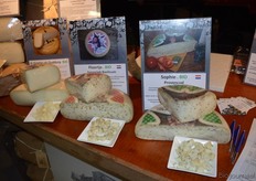 "Wouter had drie biologische kazen meegenomen. Men kon proeven van 'Grietje', 'Floortje' en 'Sophie'. Wouter: "Het is heel belangrijk om op deze beurs te kunnen vertellen waar de producten vandaan komen. Het spreekt zeker aan wanneer ik aangeef dat deze kazen geproduceerd worden op een biologische zorgboerderij." (De Mèkkerstee)"