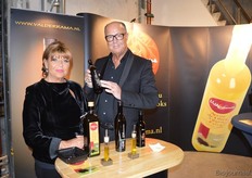 "Fred ten Kroode toont trots één van de biologische olijfoliën van Valderrama Olijfolie. Naast hem zijn vrouw Jennifer. "Op deze beurs introduceren we de biologische uitvoering van deze Spaanse olijfoliën. Sinds 1 januari zijn alle producten van Valderrama biologisch gecertificeerd."