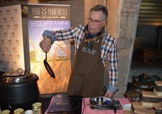 Henk Buis bakte de hele dag door biologische pannenkoeken van Puur Pannenkoek.