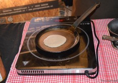 "Henk: "Het gaat prima, men is erg enthousiast over de pannenkoeken."