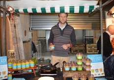 Andreas Giel toont één van de potjes met biologisch gecertificeerde Ghee van Ghee Easy.