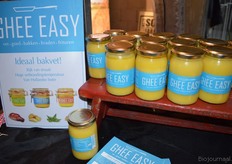 Door de kleuren springt de Ghee er echt uit in het schap.