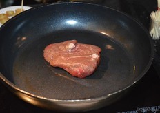 "Ghee is een heel zuivere vorm van geklaarde boter. Andreas liet de werking van de bodem zien door diverse producten ermee te bakken. "Het is een heel puur product, met maar 1 ingrediënt: boter."