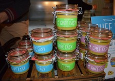 "Andreas: "Het gaat goed met Ghee Easy. We zijn nu bijna een jaar bezig en de producten liggen al bij slagerijen, fitnesscentra, natuurvoedingswinkels en speciaalzaken. Het is voor ons een voordeel dat het product Ghee wel al bekend is in het natuurvoedingskanaal." De etiketten ontwerpt Ghee Easy overigens zelf. Hij vervolgt: "Onze Ghee hoeft echt niet de nieuwe standaard te worden, maar we willen wel wat meer bekendheid."