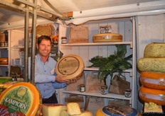 "Marcel Verheul van De Groot-Verburg toont de Twister. Dit is één van de twee biologische kazen uit het assortiment van de kaasgroothandel. "Dit is een mooie zuivere biologische kaas die geproduceerd wordt door de familie Litjens van Boerderij Ravenswaard." In de kast is de tas te zien die hoort bij het promotiepakket van de Twister, met daarop de tekst 'Biozonder lekker(e) kaas'."