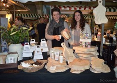 Hanny Hendriks van Liv 'n Taste met haar dochter Sanne. Ze schenkt biologische koffie uit Ethiopië in.