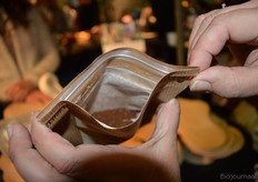 "De koffie zit in een bijzondere verpakking. In het zakje zit een filter ingebouwd. Je hoeft alleen maar het zakje te vullen om koffie te zetten. "Er zit genoeg koffie in voor twee kopjes koffie. De verpakking is herbruikbaar, je hoeft hem alleen maar met water uit te spoelen."