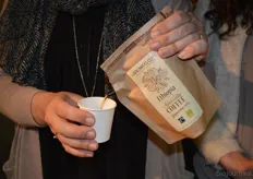 "Het gaat om Specialty Coffee van Growers Cup. Hanny: "Het is wel een product dat uitleg nodig heeft, maar dat is het zeker waard. Dit merk is vanuit ideologie opgezet. Iedere boerderij heeft een eigen koffie en de herkomst staat vermeld op de zak."