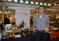 Wilm Koemans toont de nieuwste biologische sappen uit het assortiment van Schulp Vruchtensappen: Appel & Peren en tomatensap (in de gezondheidslijn 'Eerste Hulp Van Schulp').