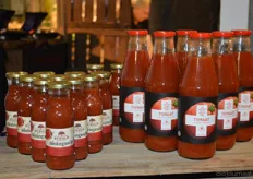 De biologische tomatensap is ook verkrijgbaar in een flesje van 0,2 liter. Rechts de 'Eerste Hulp Van Schulp'-tomatensap.