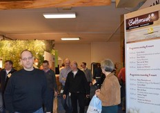 Op de eerste verdieping was een Vers- en biomarkt ingericht. Vanaf de begane grond was goed te zien waar deze markt te vinden was.