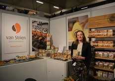 Els van Strien toont de biologische koekjes die bij Banketbakkerij van Strien gebakken worden.