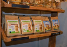 Bakkerij van Strien bakt koekjes voor Bio+ in drie varianten: Chocolade, Paranoot & Dadel en Speculaas. En bij Albert Heijn zijn de drie andere koekjes verkrijgbaar, van het huismerk 'Hand made by Van Strien'.