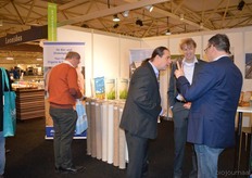 Mühle Kottmann uit Duitsland was ook van de partij op de beurs. In het midden zijn André Daubert en René van der Veen in gesprek met een geïnteresseerde. René vertelt dat Mühle Kottmann specialist is in biologische en speltproducten.